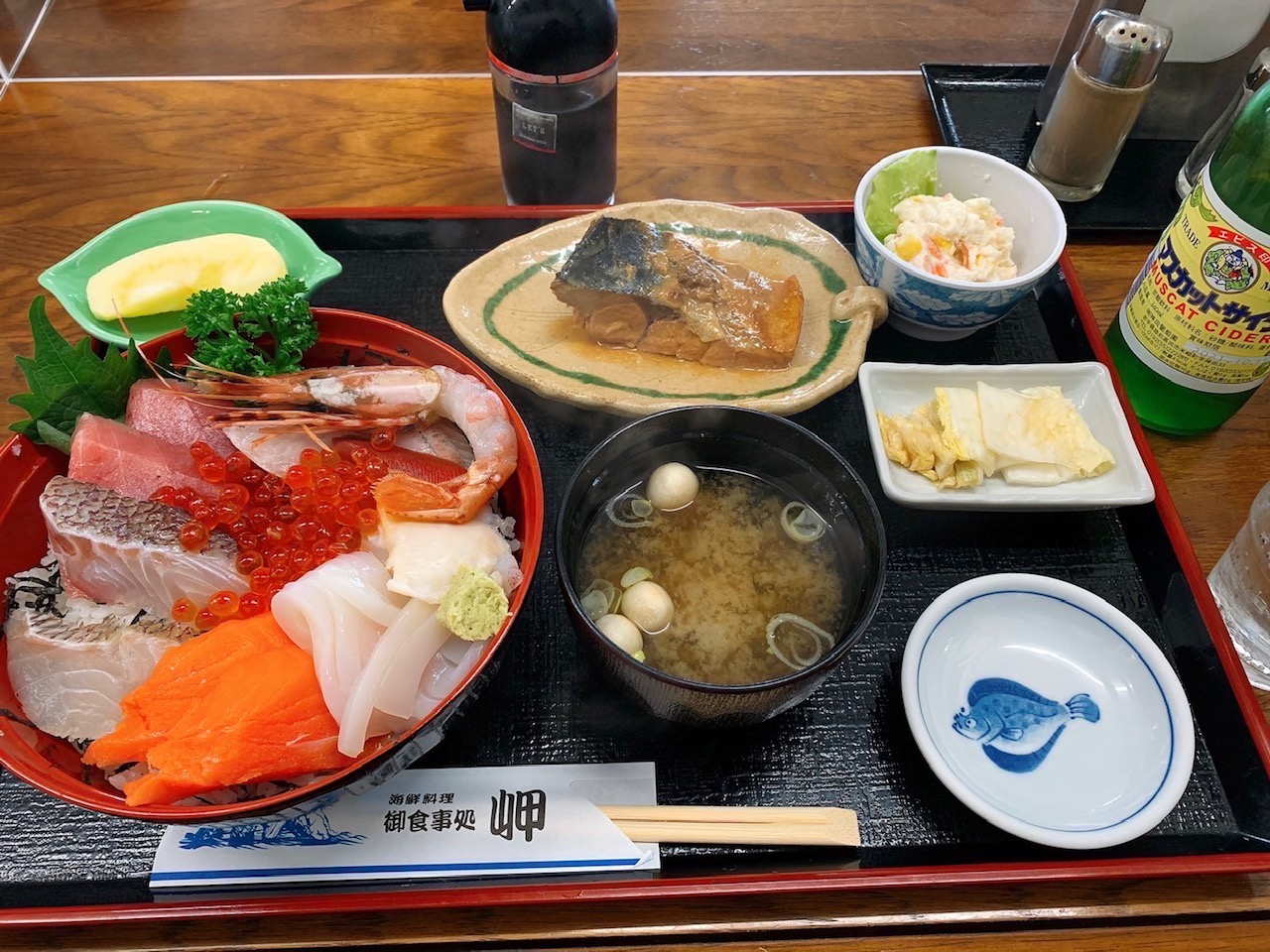 海鮮丼　1,600円（税込）